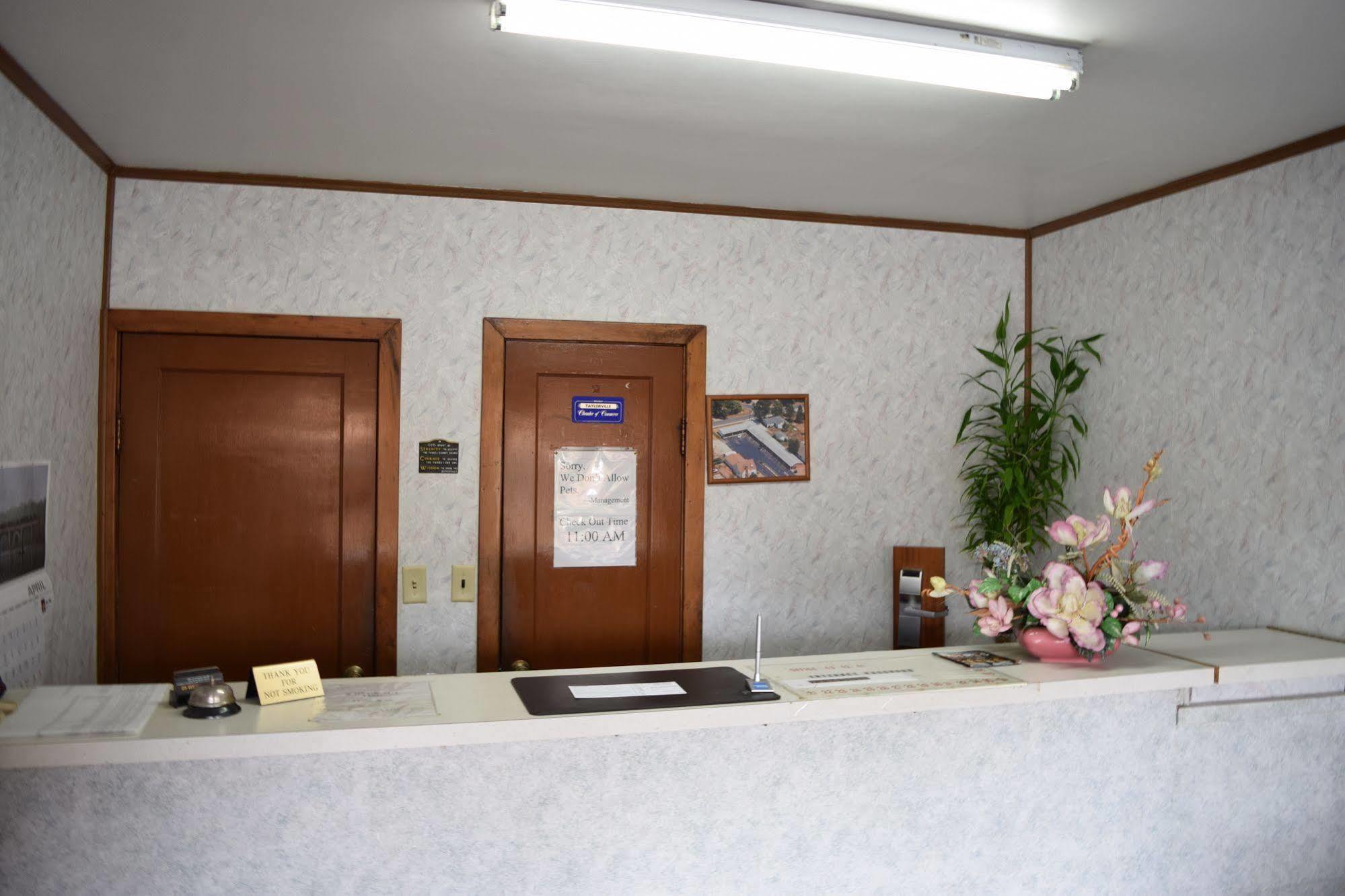 Economy Inn Taylorville Exterior foto